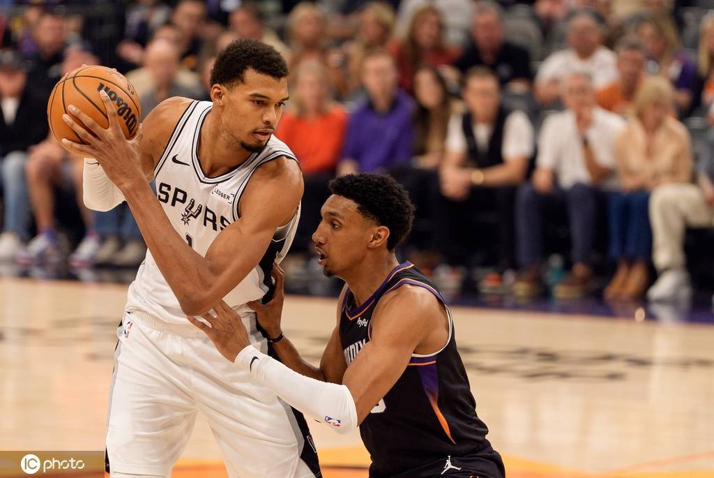 布克28分文班亚马9+9 太阳送马刺赛季首败